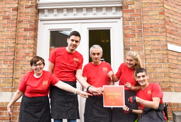 Groepsfoto van een deel van het team van Krok & Ko voor de ingang